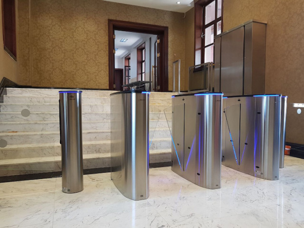 Турникет с раздвижными створками SLIDING GATE GL, ширина прохода 550 мм